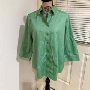 Chico’s green no iron button down shirt size 2.5 Vanity = 14